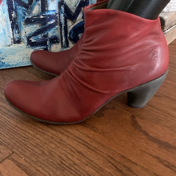 Red Ruched Leather FLY LONDON Sz 39 Ankle Boots side zip in Black - Picture 8 of 14